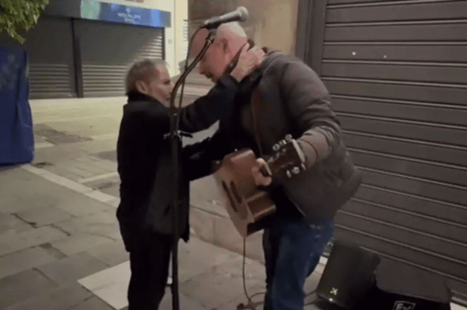 Σταύρος Ξαρχάκος πλανόδιος μουσικός