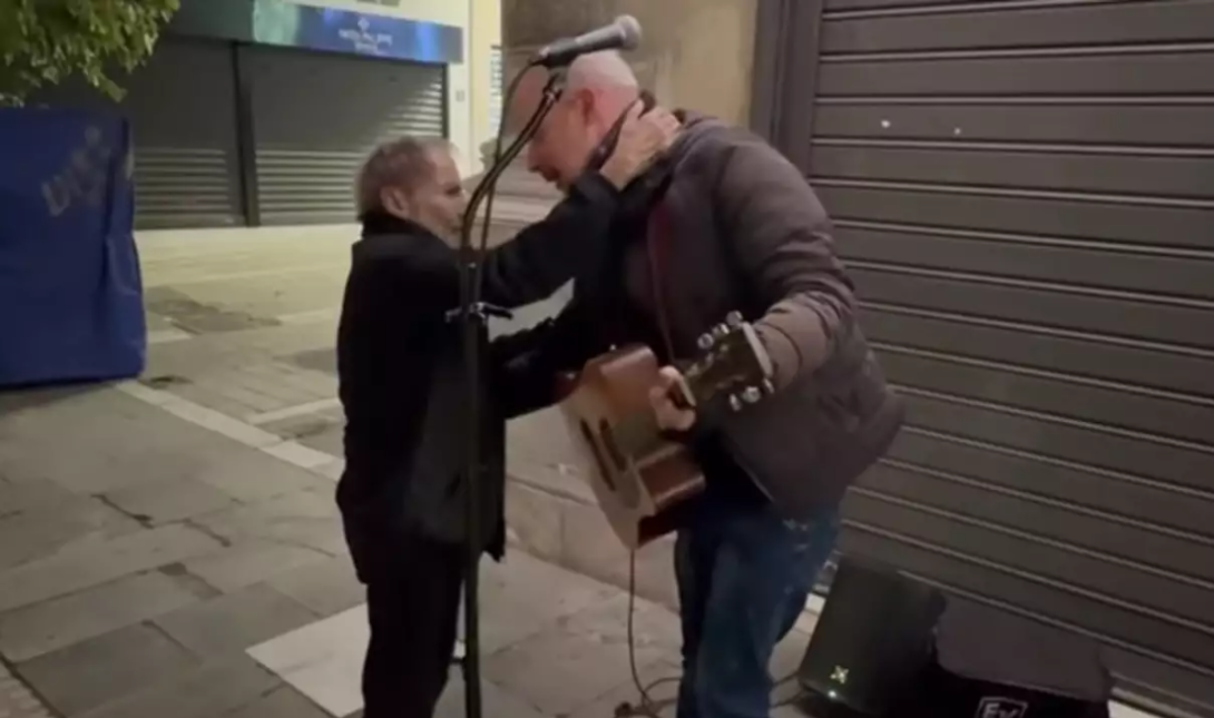 Σταύρος Ξαρχάκος πλανόδιος μουσικός