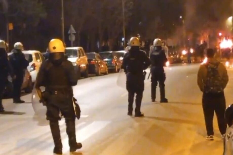 Επεισόδια στην Ζωγράφου: Έκαψαν αυτοκίνητα και πέταξαν μολότοφ στην Πανεπιστημιούπολη (βίντεο)