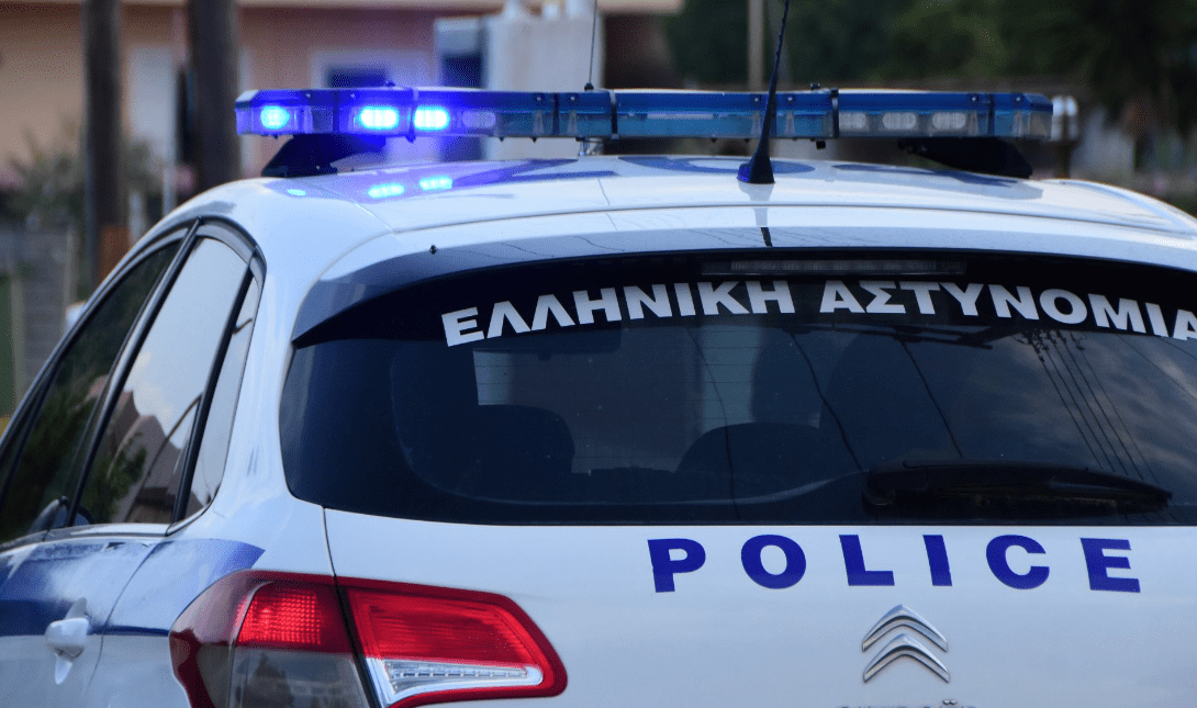 Εισβολή άνδρα με κατσαβίδι σε αστυνομικό τμήμα, τραυμάτισε αστυνομικούς (βίντεο)