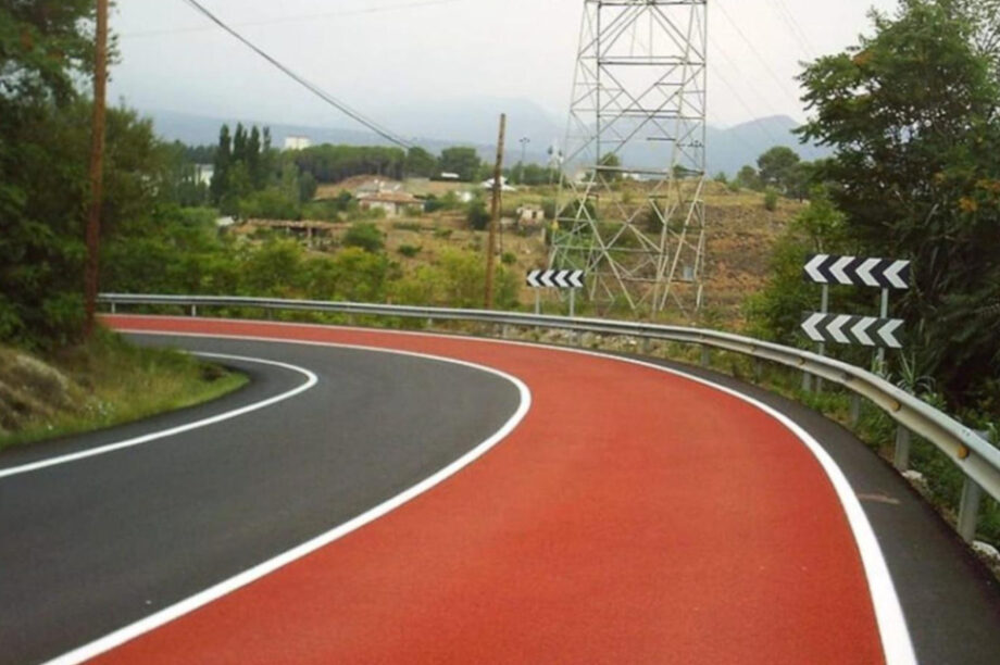 κόκκινη άσφαλτος δρόμος