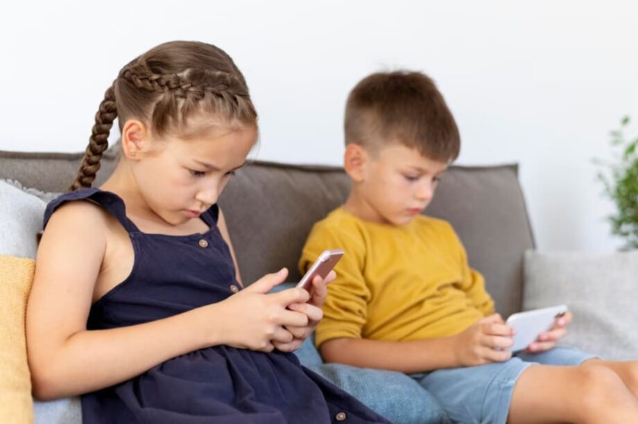 ΠΑΙΔΙΑ ΚΙΝΗΤΟ SOCIAL MEDIA