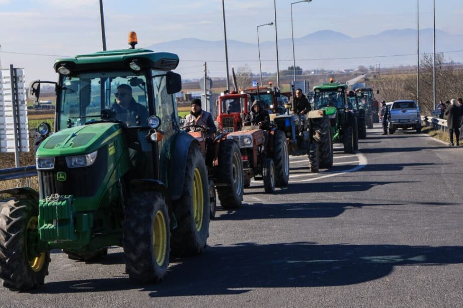 Χωρίς να εμποδίζουν την κυκλοφορία παραμένουν οι αγρότες με τα τρακτέρ στα μπλόκα