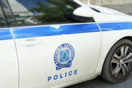 ΕΛ. ΑΣ. αστυνομία Τέσσερις Τούρκοι υπήκοοι συνελήφθησαν από τις Αρχές, για τη διπλή δολοφονία στη Γλυφάδα. Έγιναν και 9 προσαγωγές. ΘΟΔΩΡΗΣ ΠΑΝΑΓΙΩΤΙΔΗΣ 08 Μαρτίου 2025 13:04 Σε εξέλιξη βρίσκεται από τις πρωινές ώρες σήμερα, αστυνομική επιχείρηση της Διεύθυνσης Αντιμετώπισης Οργανωμένου Εγκλήματος για την υπόθεση της διπλής εκτέλεσης και τον σοβαρό τραυματισμό ενός ακόμη Τούρκου, που είχε γίνει στην Γλυφάδα στις 9 Δεκεμβρίου. Για την υπόθεση είχαν συλληφθεί τότε δύο εμπλεκόμενοι και αναζητούνταν άλλοι πέντε για τους οποίους είχαν εκδοθεί εντάλματα σύλληψης και εντολή δημοσιοποίησης των στοιχείων τους, εκ των οποίων εντοπίστηκαν και συνελήφθησαν σήμερα οι τέσσερις επίσης Τούρκοι, μέλη της συμμορίας «Τατλί», αντίπαλοι της επίσης διαβόητης οργάνωσης από την Τουρκία «Μπαγιακαραλάρ». Πρόσθετα, έχουν προσαχθεί ακόμη 9 ομοεθνείς τους και εξετάζεται η συμμετοχή τους στο περιστατικό αλλά και σε άλλες παράνομες πράξεις, ενώ έχουν βρεθεί και κατασχεθεί 13 όπλα και ποσότητες ναρκωτικών.