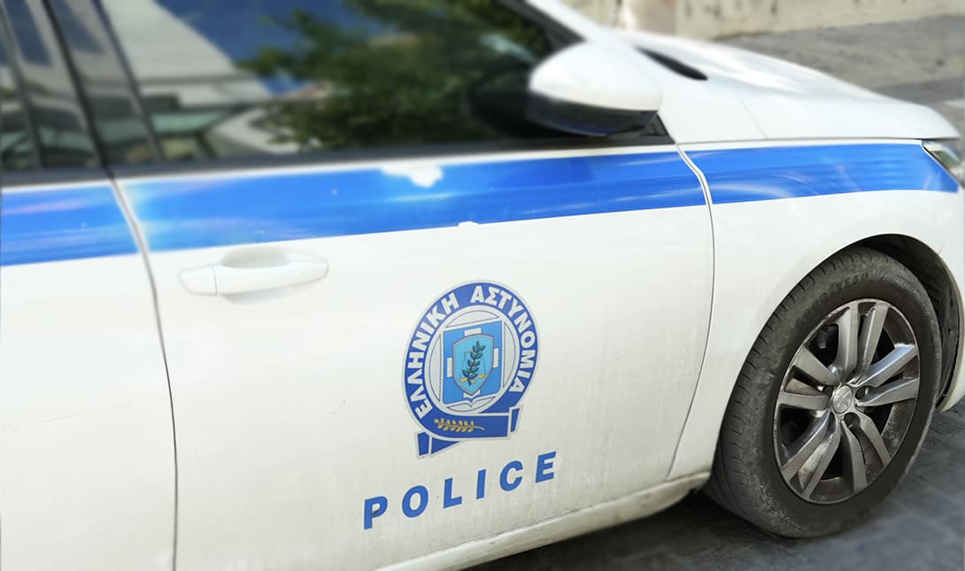 ΕΛ. ΑΣ. αστυνομία Τέσσερις Τούρκοι υπήκοοι συνελήφθησαν από τις Αρχές, για τη διπλή δολοφονία στη Γλυφάδα. Έγιναν και 9 προσαγωγές. ΘΟΔΩΡΗΣ ΠΑΝΑΓΙΩΤΙΔΗΣ 08 Μαρτίου 2025 13:04 Σε εξέλιξη βρίσκεται από τις πρωινές ώρες σήμερα, αστυνομική επιχείρηση της Διεύθυνσης Αντιμετώπισης Οργανωμένου Εγκλήματος για την υπόθεση της διπλής εκτέλεσης και τον σοβαρό τραυματισμό ενός ακόμη Τούρκου, που είχε γίνει στην Γλυφάδα στις 9 Δεκεμβρίου. Για την υπόθεση είχαν συλληφθεί τότε δύο εμπλεκόμενοι και αναζητούνταν άλλοι πέντε για τους οποίους είχαν εκδοθεί εντάλματα σύλληψης και εντολή δημοσιοποίησης των στοιχείων τους, εκ των οποίων εντοπίστηκαν και συνελήφθησαν σήμερα οι τέσσερις επίσης Τούρκοι, μέλη της συμμορίας «Τατλί», αντίπαλοι της επίσης διαβόητης οργάνωσης από την Τουρκία «Μπαγιακαραλάρ». Πρόσθετα, έχουν προσαχθεί ακόμη 9 ομοεθνείς τους και εξετάζεται η συμμετοχή τους στο περιστατικό αλλά και σε άλλες παράνομες πράξεις, ενώ έχουν βρεθεί και κατασχεθεί 13 όπλα και ποσότητες ναρκωτικών.