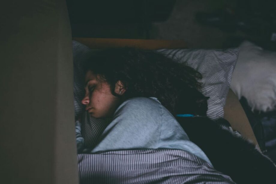 κρεβάτι ύπνος μαγνήσιο