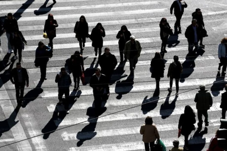 κόσμος προχωράει σαν σκιές σε διάβαση πεζών