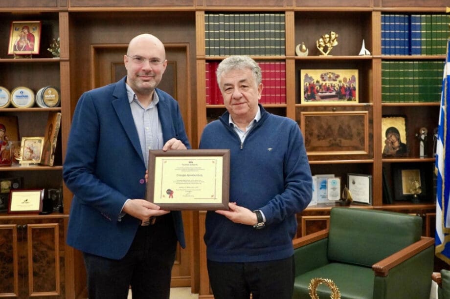 Βράβευση Αρναουτάκη από την Ένωση Νέων Αυτοδιοικητικών Ελλάδος