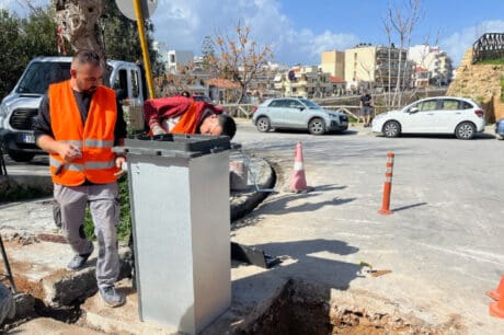 Χανιά: Συνεχίζονται οι εργασίες για την τοποθέτηση βυθιζόμενων μπαρών στην παλιά πόλη και το Ενετικό Λιμάνι