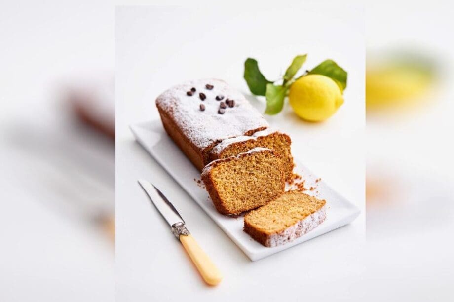 Κέικ λεμονιού με σιρόπι καφέ