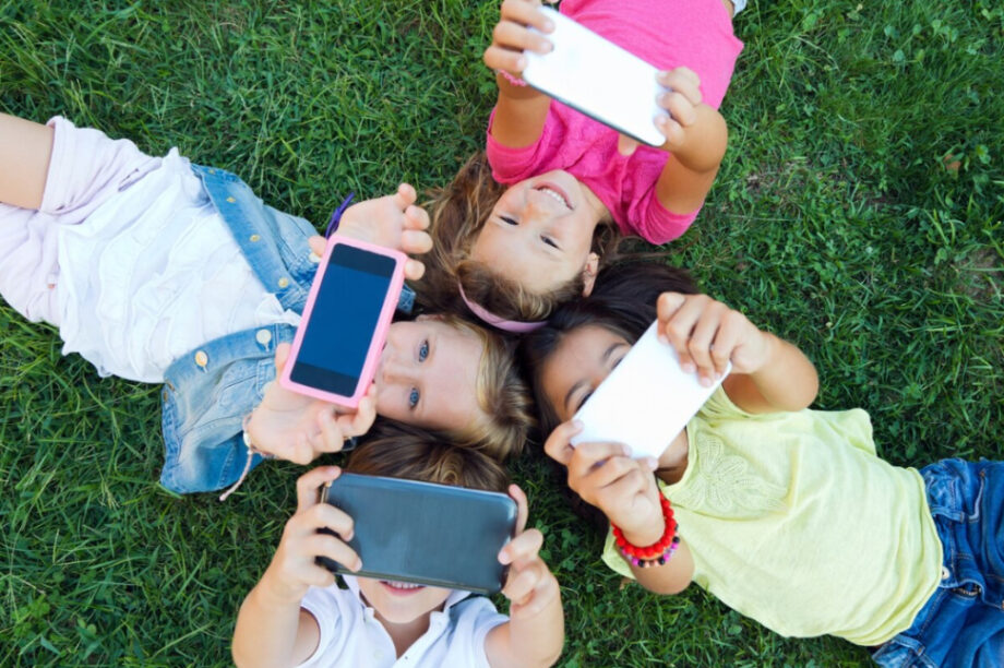 ΠΑΙΔΙΑ SOCIAL MEDIA