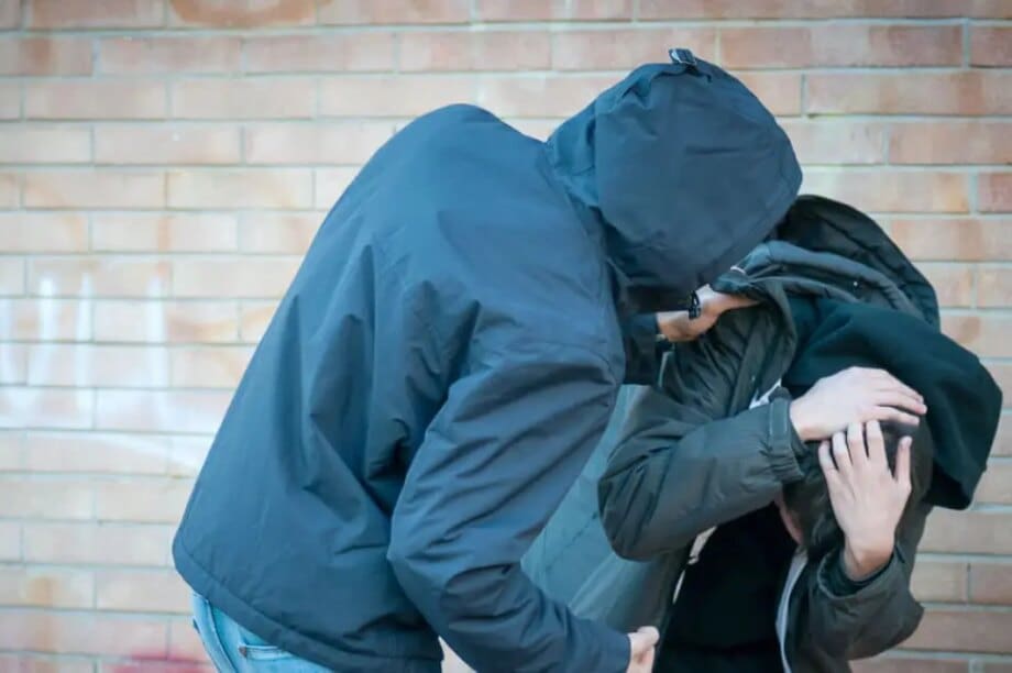 Θεσσαλονίκηbullying επίθεση νεαρά άτομα