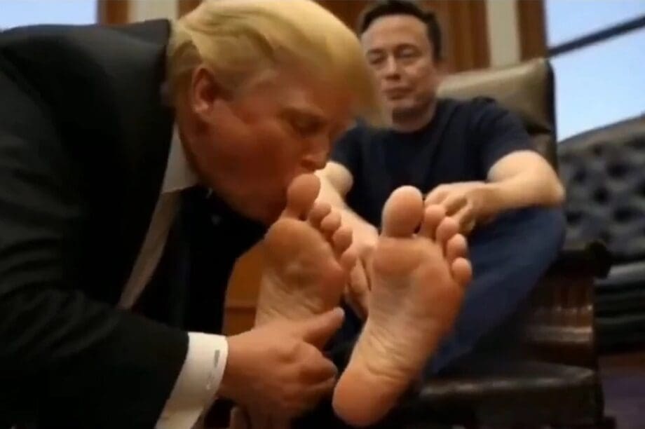 Eμφανίστηκε στις οθόνες υπουργείου βίντεο με τον Τραμπ να φιλά τα πόδια του Μασκ
