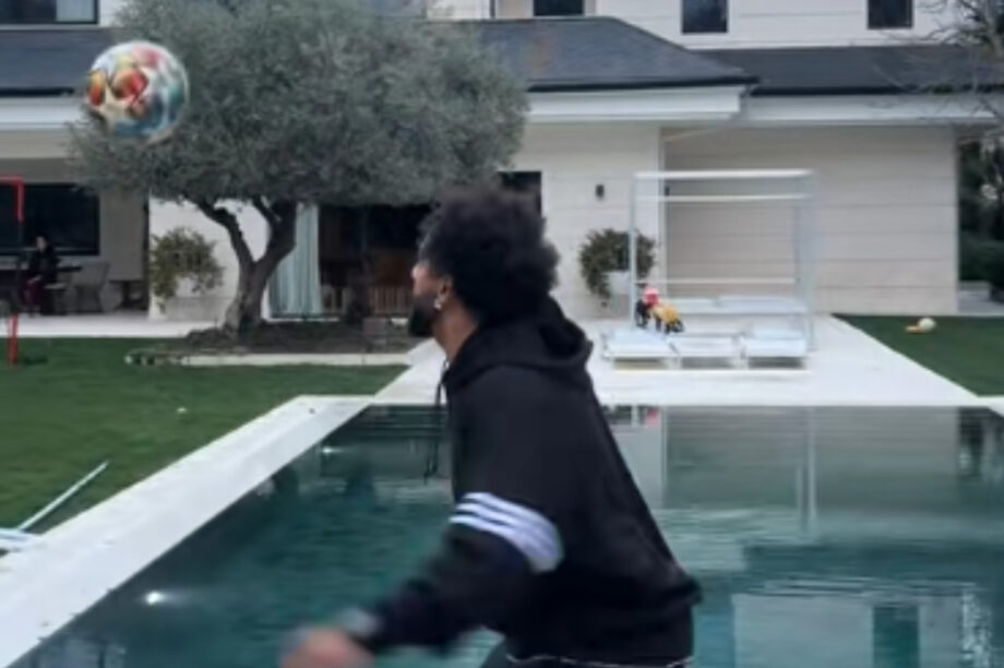 Τα... παιχνίδια του Μαρσέλο στην πισίνα του σπιτιού του