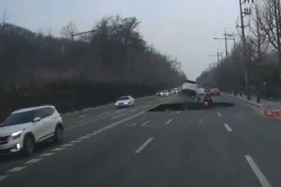 Σεούλ: Συγκλονιστικό βίντεο, άνοιξε η Γη και κατάπιε μοτοσικλετιστή!