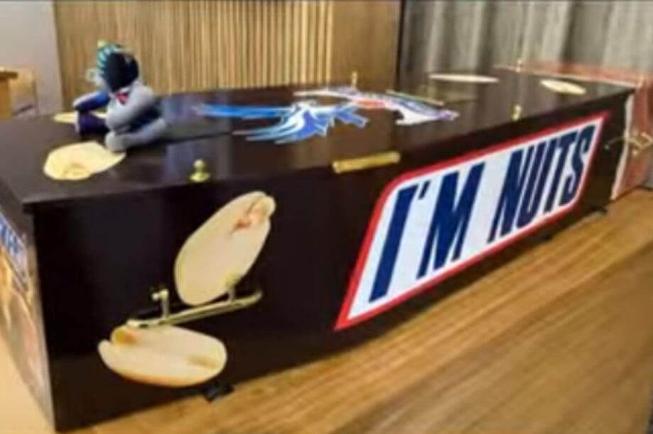 Βρετανός κηδεύτηκε σε φέρετρο που θύμιζε... σοκολάτα Snickers