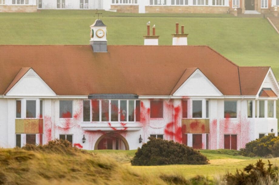 Βανδάλισαν εγκαταστάσεις του Τραμπ στη Σκωτία