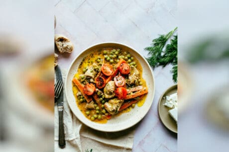 Κοτόπουλο με αρακά και καρότα στην κατσαρόλα