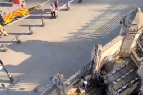 Λονδίνο: Σκαρφάλωσε ξυπόλητος στο Big Ben με σημαία της Παλαιστίνης