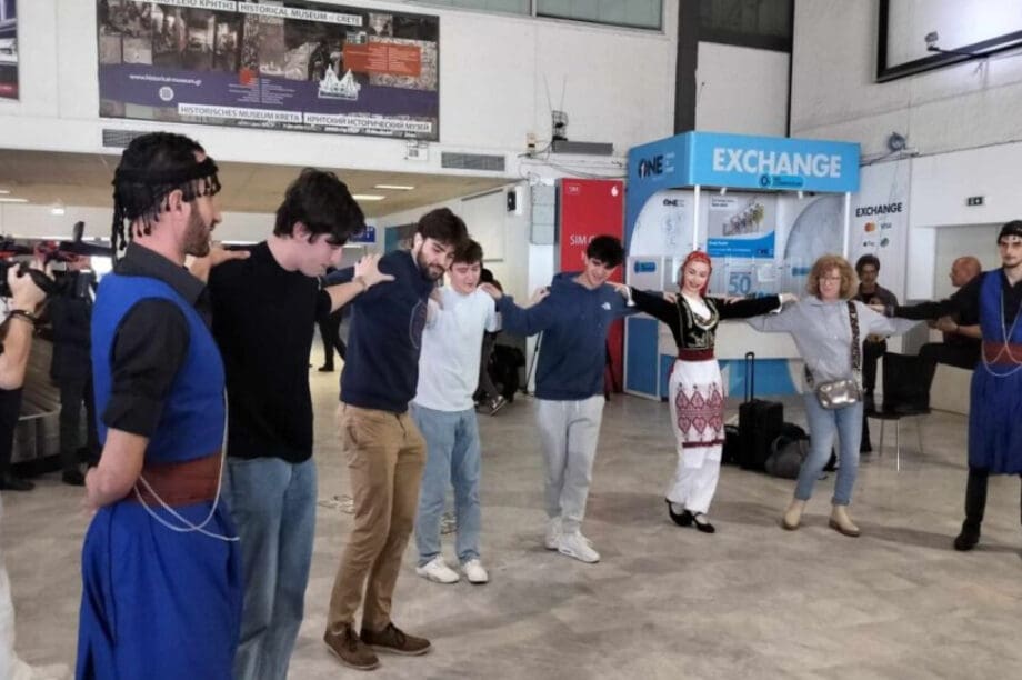 τουρίστες αεροδρόμιο Ηράκλειο