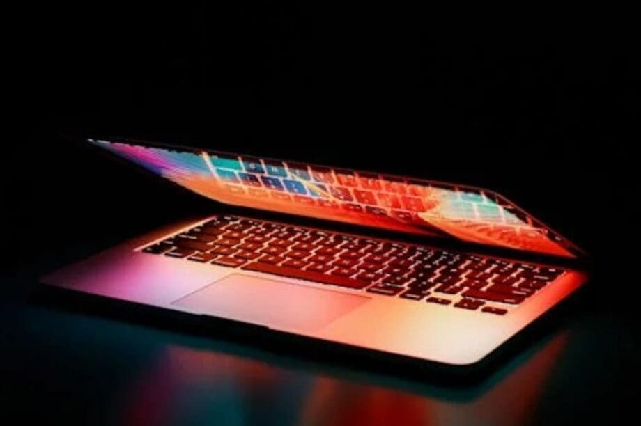 τεχνολογια υπολογιστης λαπτοπ Συνελήφθη άνδρας που καλούσε μέσω διαδικτύου σε ένοπλη εξέγερση