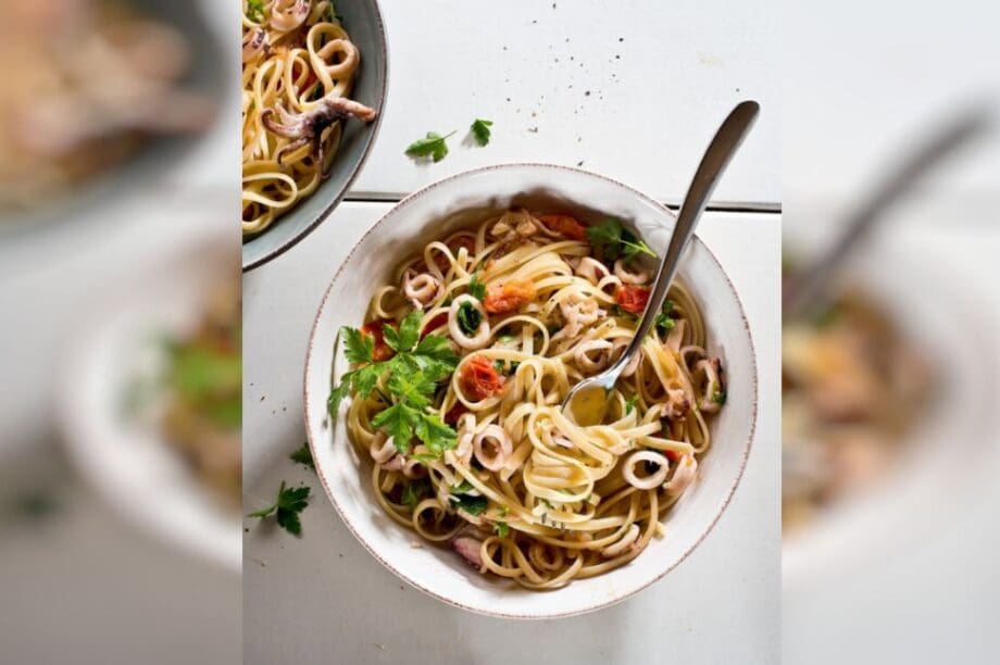 Λινγκουίνι με καλαμαράκια