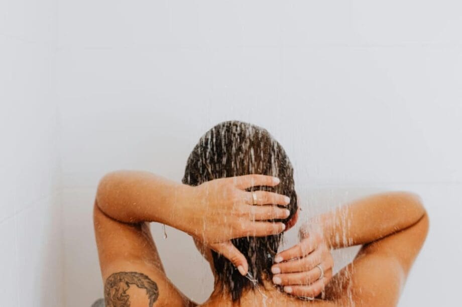 λούσιμο μπάνιο μαλλιά λουζόμαστε