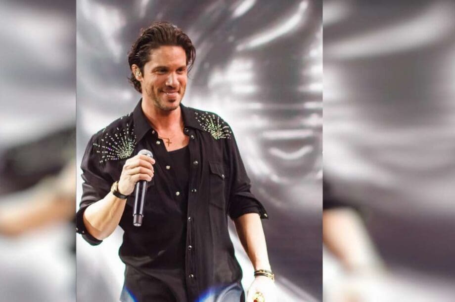 Νίκος Οικονομόπουλος