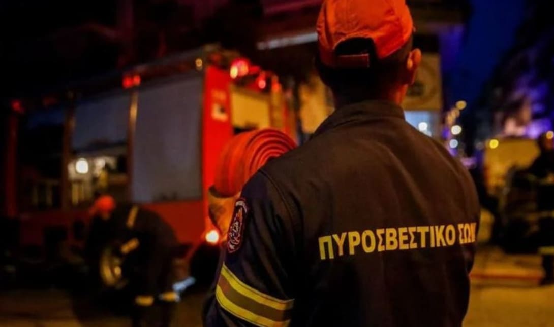 Πυροσβεστική φωτιά νύχτα