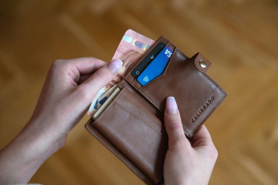 Κατώτατος μισθός: Αυτά είναι τα σενάρια για το ύψος της αύξησης