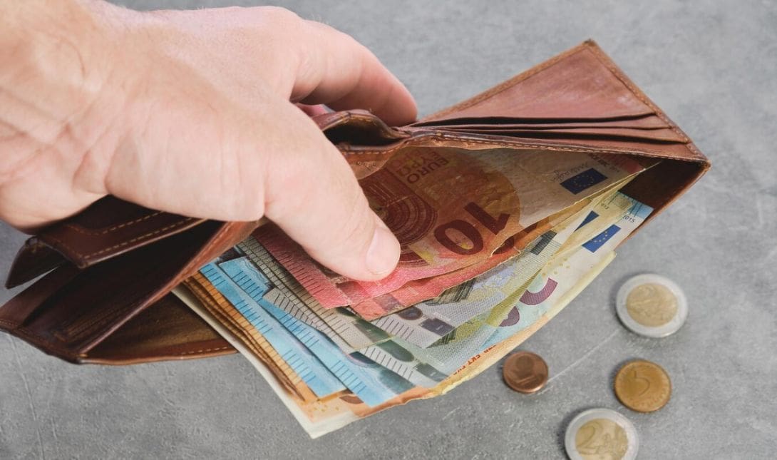 πορτοφόλι χρήματα μισθός λεφτά