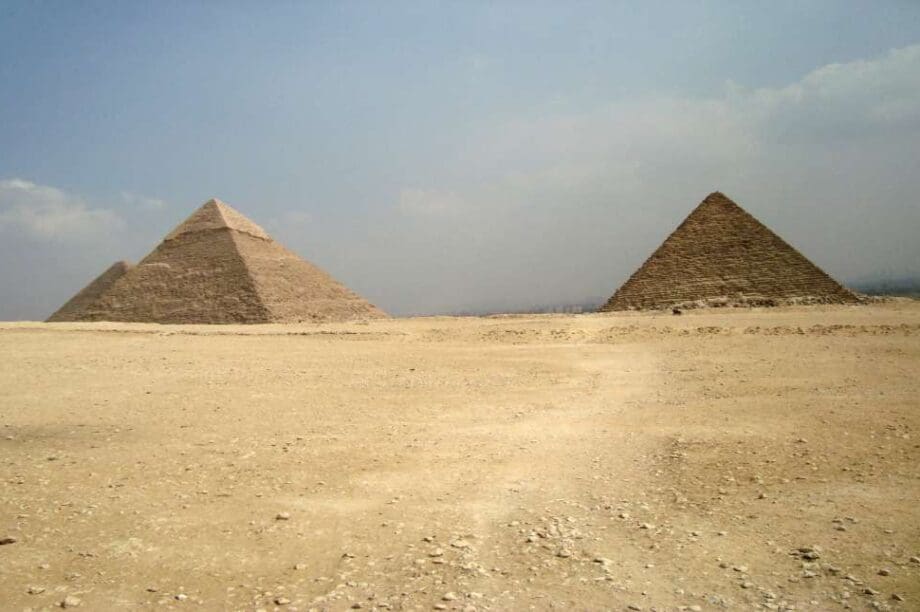 μια τεράστια υπόγεια πόλη