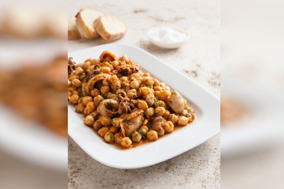 Σουπιές με ρεβύθια, από τη Σκύρο