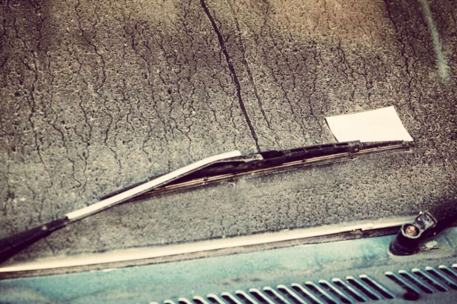 βρώμικο αυτοκίνητο