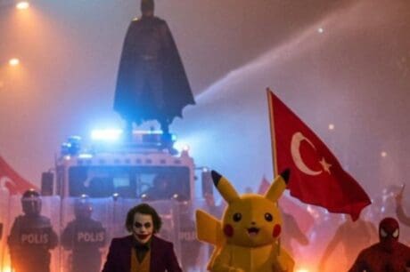Επικό: Ο Μπάτμαν, ο Τζόκερ, ο Σπάιντερμαν και ο... Πίκατσου, στις διαδηλώσεις για τον Ιμάμογλου