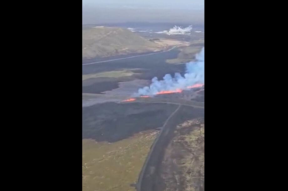 Ισλανδία: Απίστευτες εικόνες από ποτάμι λάβας ηφαιστείου