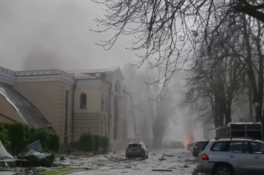 Ουκρανία: Η στιγμή της ρωσικής επίθεσης στο Σούμι (βίντεο)