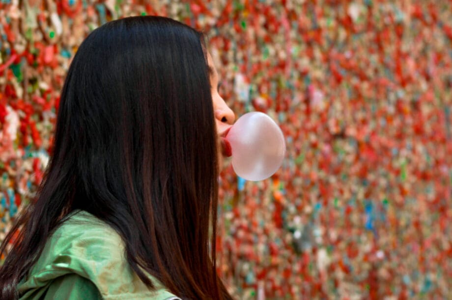 Τα οφέλη και τα μειονεκτήματα του να μασάμε τσίχλα