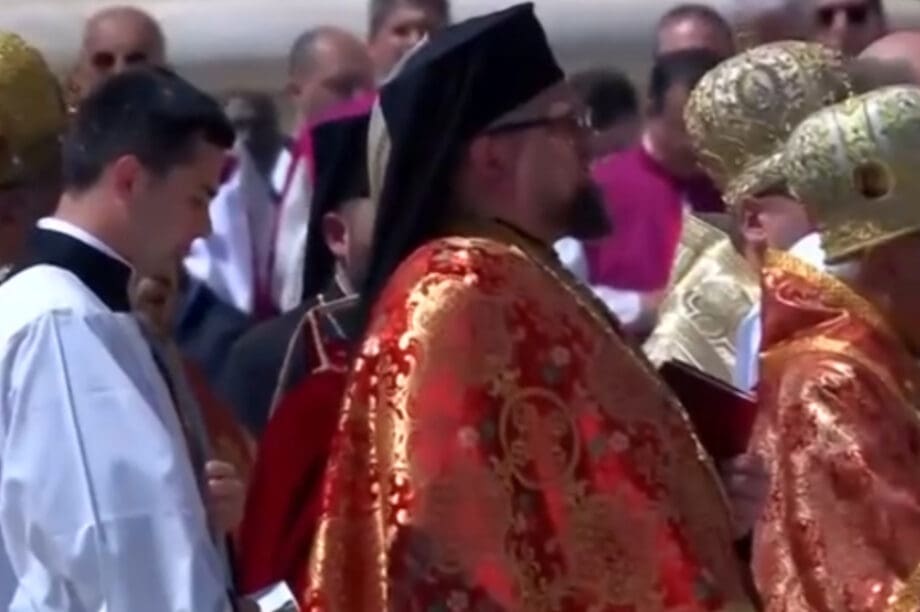 Εψάλει το Χριστός Ανέστη στα ελληνικά στην κηδεία του Πάπα (βίντεο)