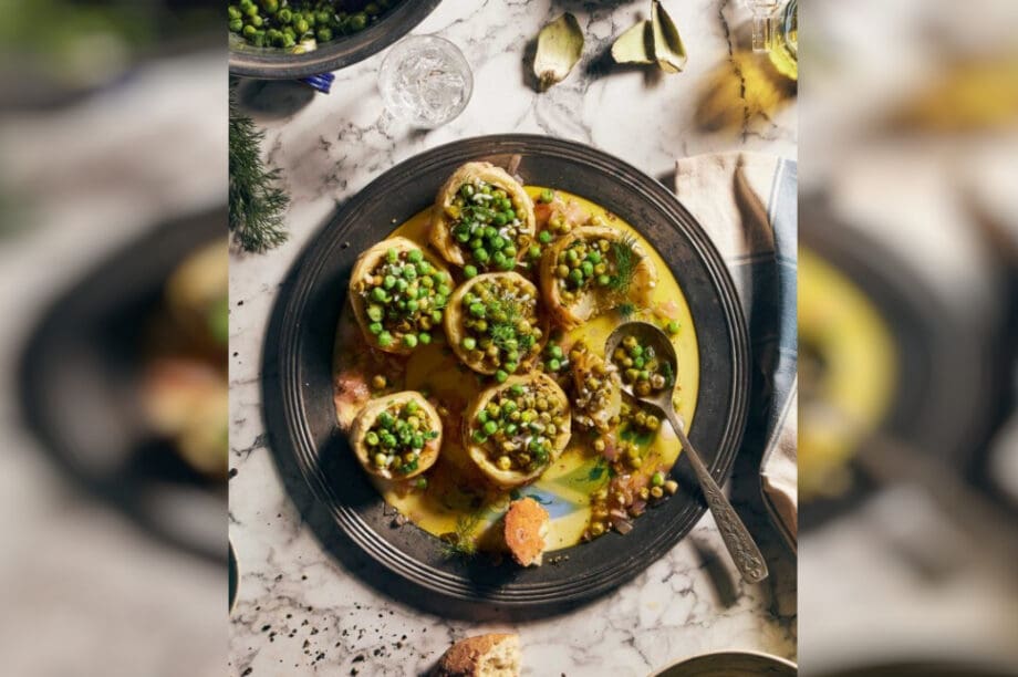 Αγκινάρες γεμιστές με ρύζι, αρακά και μυρωδικά