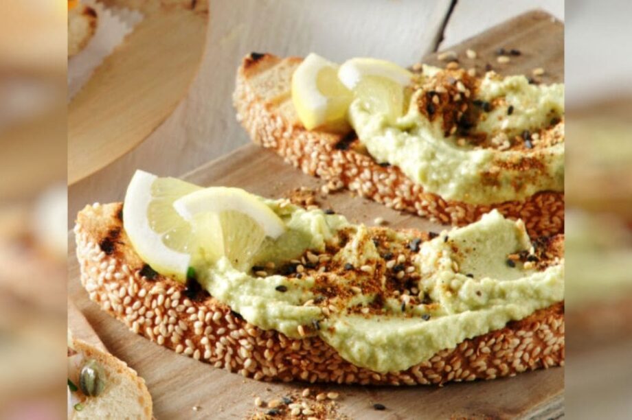 Μπρουσκέτα με χούμους, αβοκάντο και μπαχαρικά