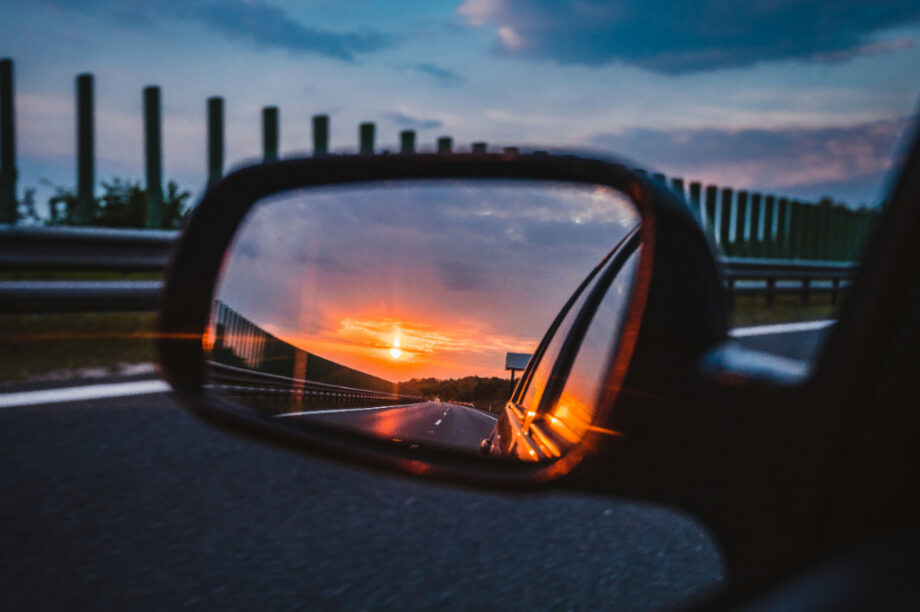 Ο λόγος που δεν πρέπει να κλείνουμε τους καθρέφτες του ΙΧ όταν παρκάρουμε