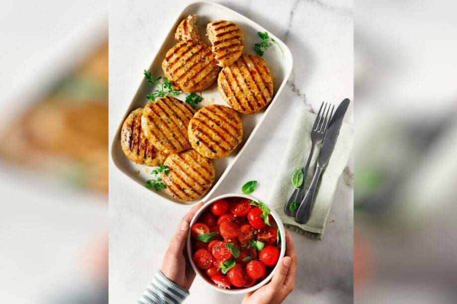 Μπιφτέκια κοτόπουλου με ντομάτα και ρίγανη