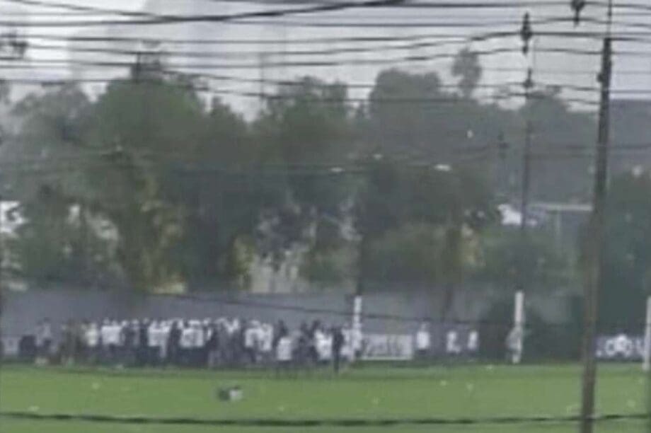 100 οπαδοί έκαναν «ντου» στην προπόνηση