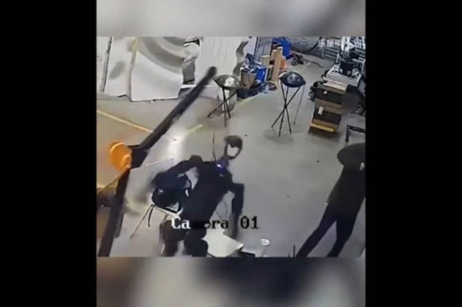 Κίνα: Ανθρωποειδές επιτίθεται στους χειριστές του! (βίντεο)