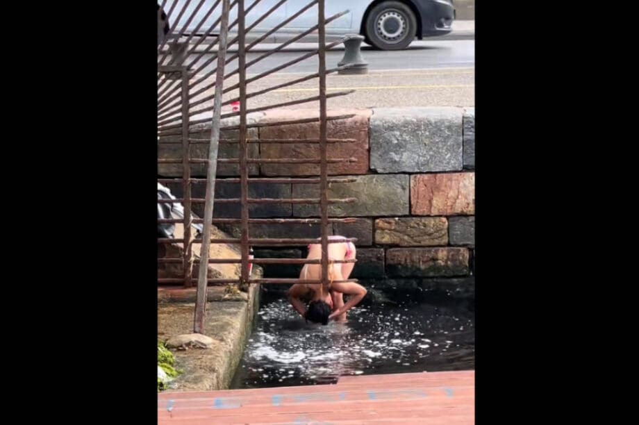 Θεσσαλονίκη: Έβαλε το μαγιό της και πήγε για... λούσιμο στον Θερμαϊκό (βίντεο)