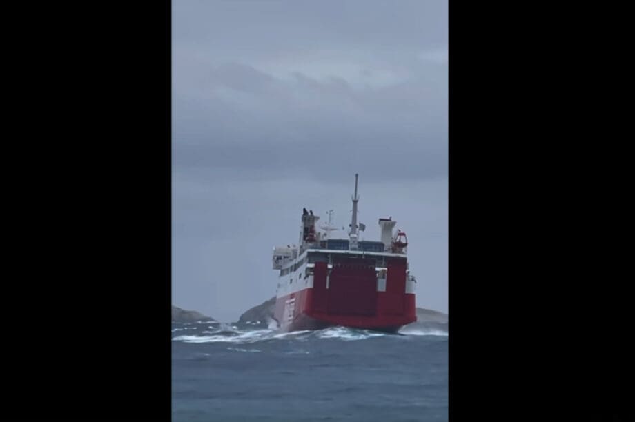 Φολέγανδρος: Βαπόρι «παλεύει» με τα κύματα (βίντεο)