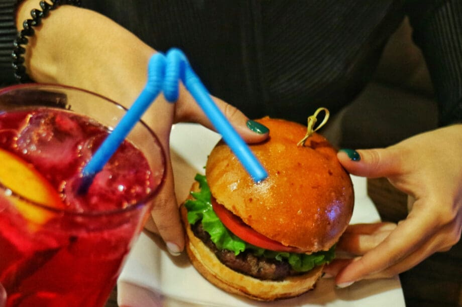 Πως τα μπέργκερ και τα αναψυκτικά επηρεάζουν (και) τον ύπνο