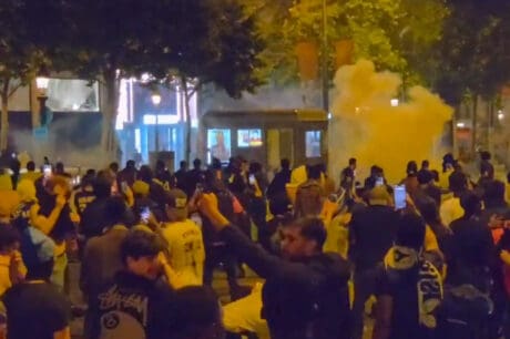 Χαροπαλεύει αστυνομικός από χτύπημα φωτοβολίδας στα επεισόδια των πανηγυρισμών στο Παρίσι (βίντεο)