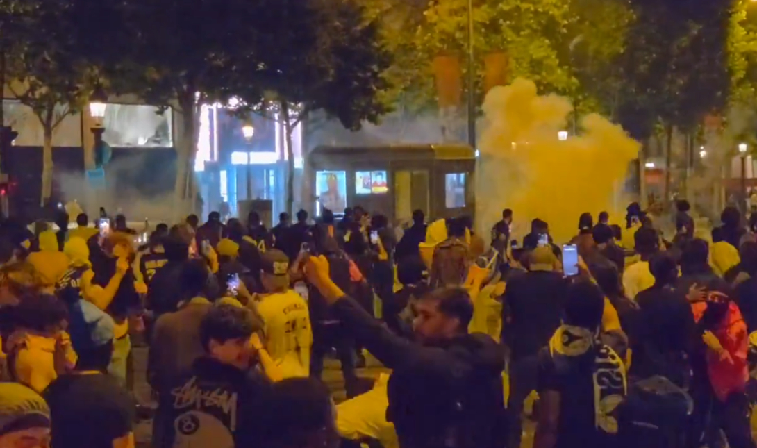 Χαροπαλεύει αστυνομικός από χτύπημα φωτοβολίδας στα επεισόδια των πανηγυρισμών στο Παρίσι (βίντεο)